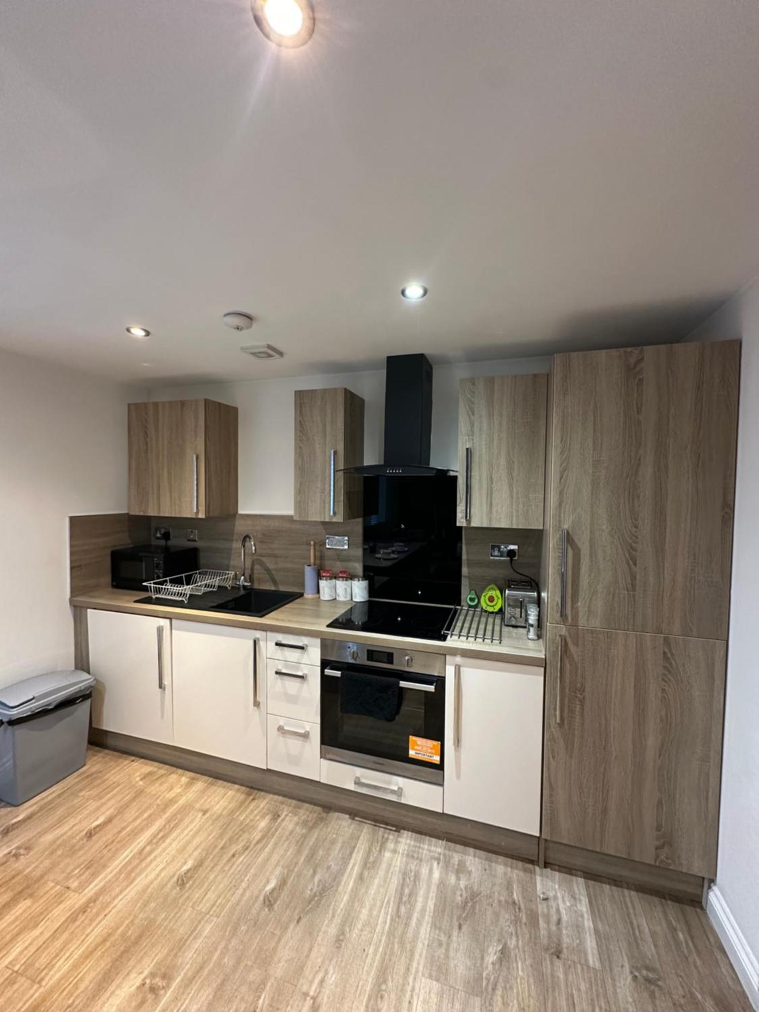 2 Beds Mint Drive With Secure Car Or Park W Wifi-netflix No Deposit Required Birmingham