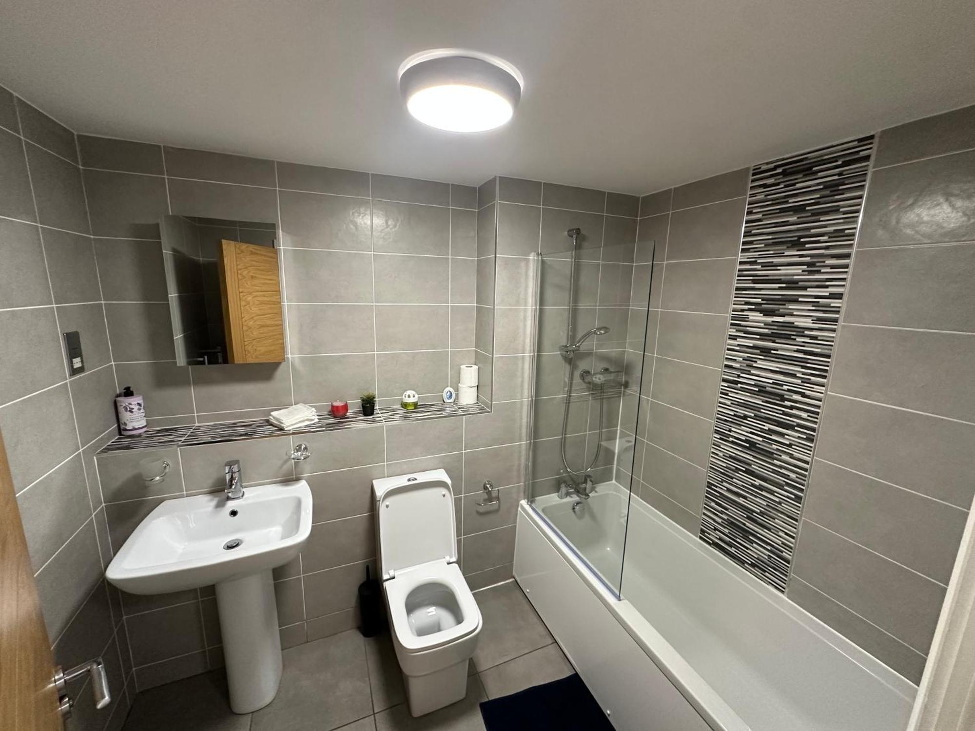 2 Beds Mint Drive With Secure Car Or Park W Wifi-netflix No Deposit Required Apartment