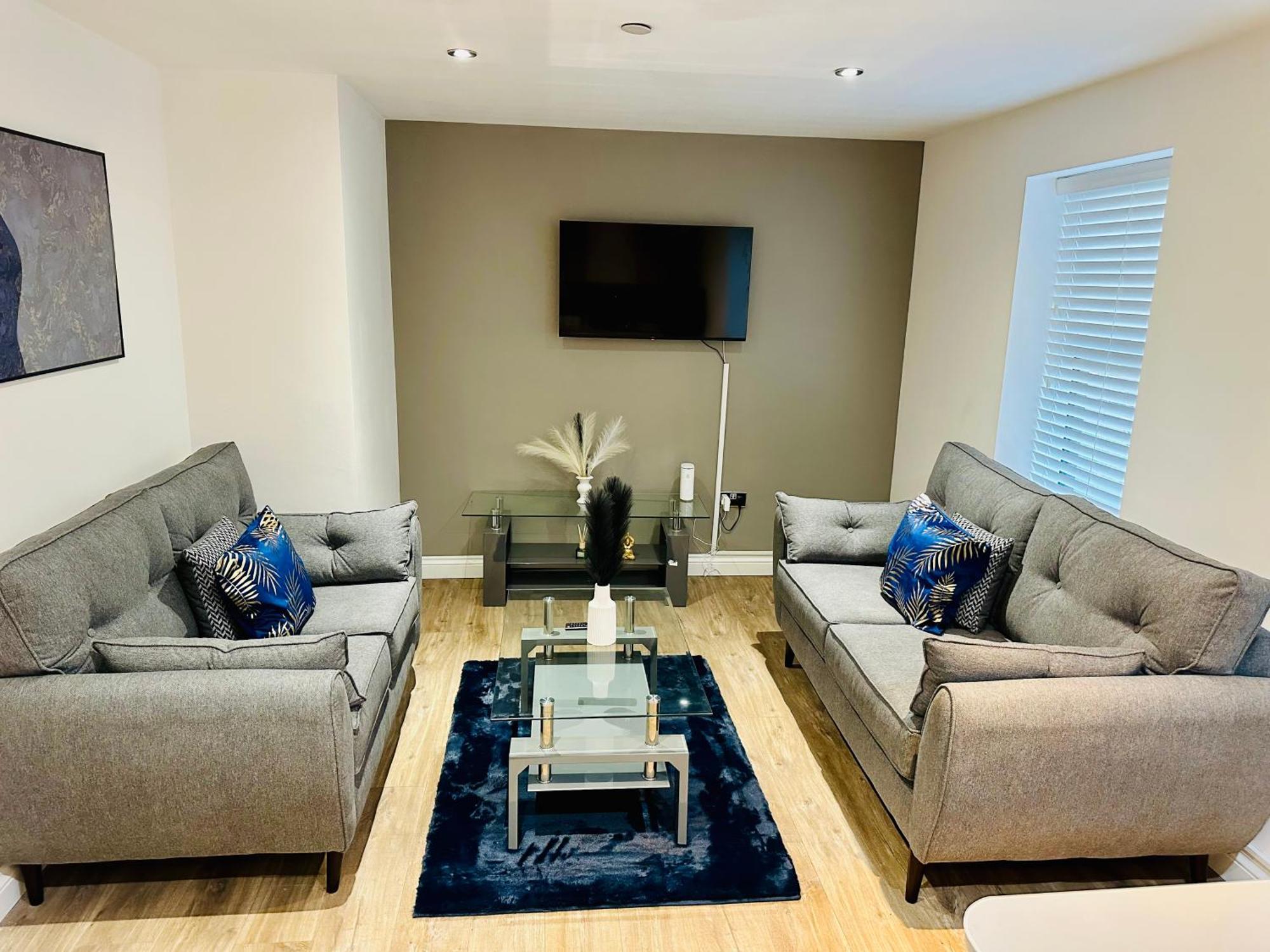 2 Beds Mint Drive With Secure Car Or Park W Wifi-netflix No Deposit Required Apartment *